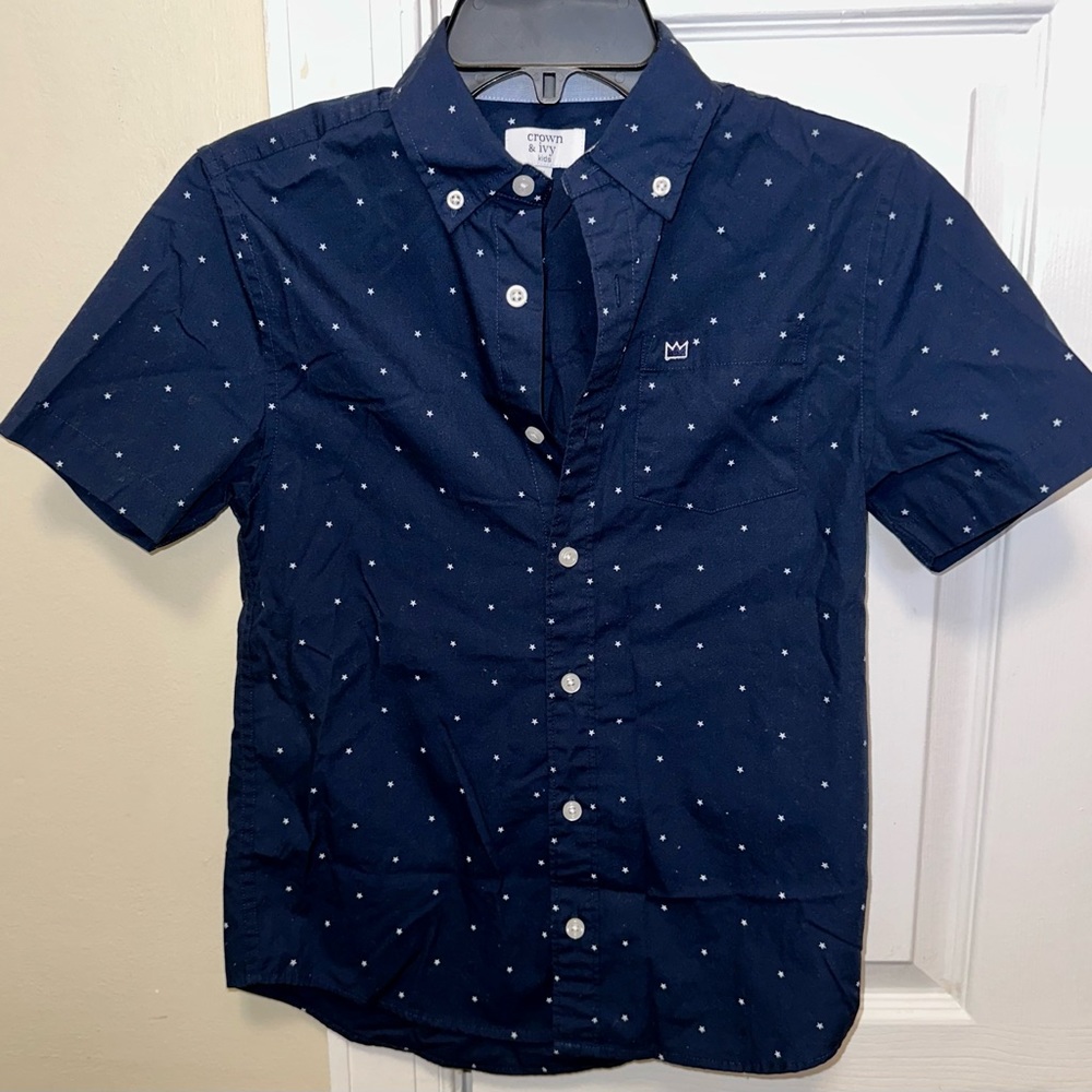 Crown Ivy Kids short sleeve navy blue white stars button up. 
Size Medium.
NWOT.